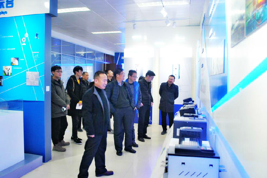 西馳電氣董事長(zhǎng)宋濤、總經(jīng)理徐革平陪同